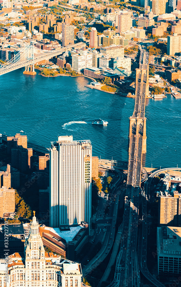 曼哈顿下东区鸟瞰图，背景为布鲁克林