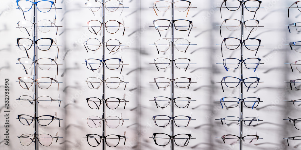 商店里的时尚优雅眼镜原料。现代眼科商店里的眼镜展示。Clos