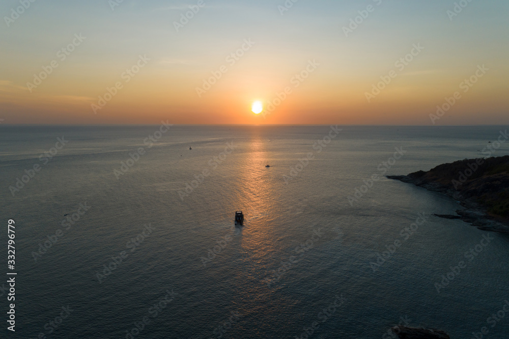 海上日落无人机拍摄的自然美景。