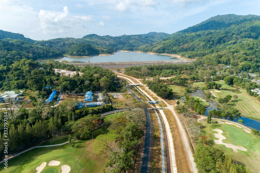 泰国普吉邦瓦德大坝的无人机鸟瞰图。