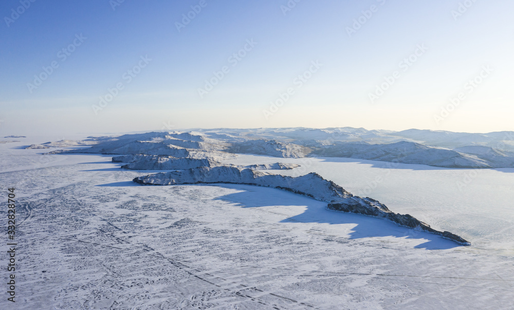 俄罗斯西伯利亚贝加尔湖冬季冰冻的奥尔洪岛连载图。