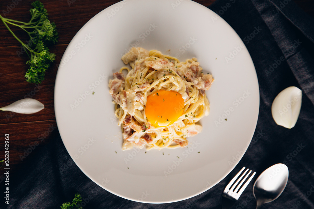 Carbonara Pasta, Spaghetti with Parties, Parmesan Cheese Cream Sauce And the chicken eggs placed on 