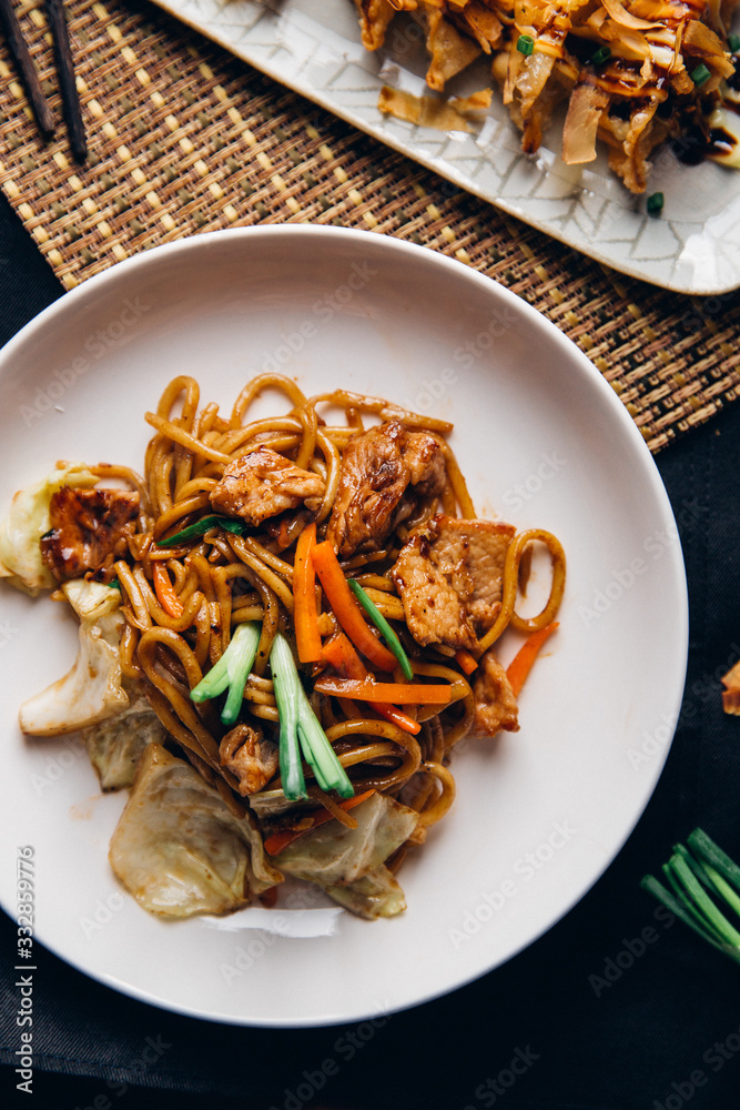 烤肉面和猪肉饺子-亚洲美食风格