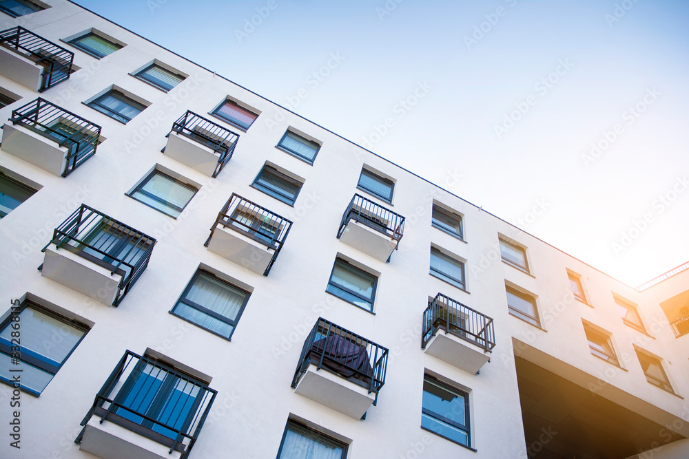 现代公寓楼公寓概念。日落和日出时的户外住宅设施。