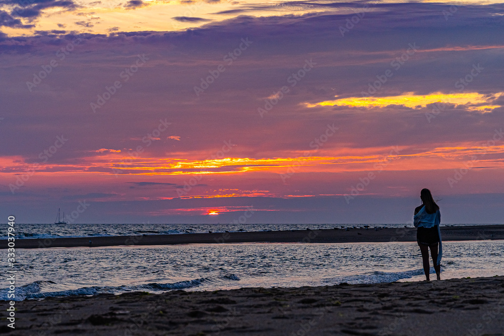 普罗文斯特兰鳕鱼角北侧海滩上的日落，大西洋海景。