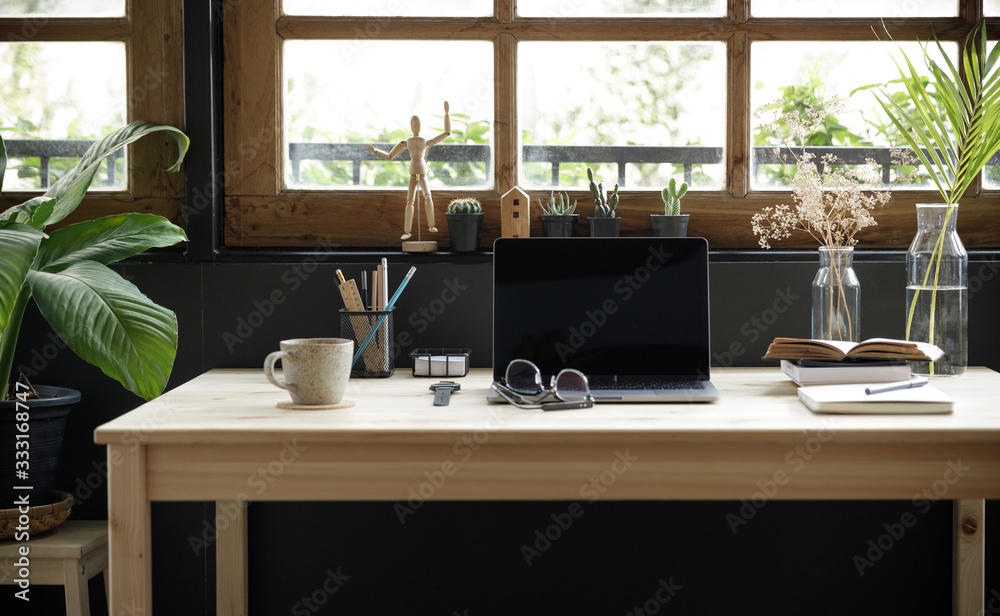 现代家庭办公创意空间，非常适合在家办公，桌上放着笔记本电脑