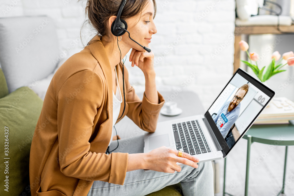 商务女性与同事进行视频通话，在舒适的氛围中在家在线工作。Conce
