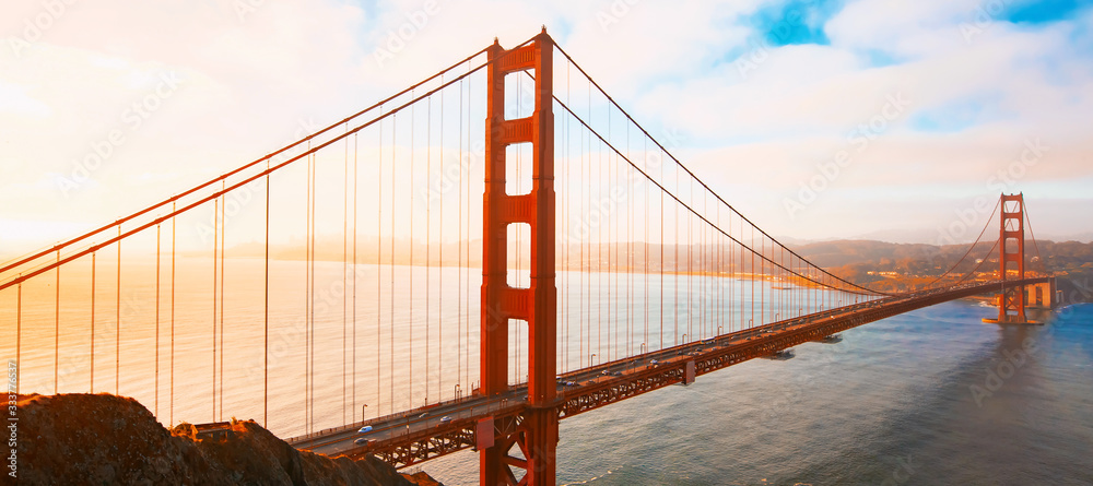马林县日出时的旧金山金门大桥
