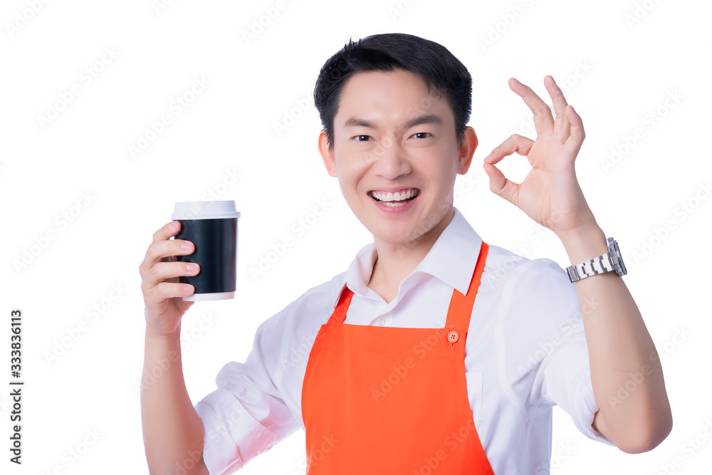 年轻聪明有魅力的亚洲男性餐厅老板在家里在线手势订购