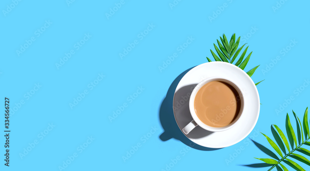 一杯热带树叶的咖啡——平躺