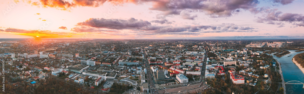 白俄罗斯戈梅利。秋夜霍米尔城市景观天际线鸟瞰图。住宅区和