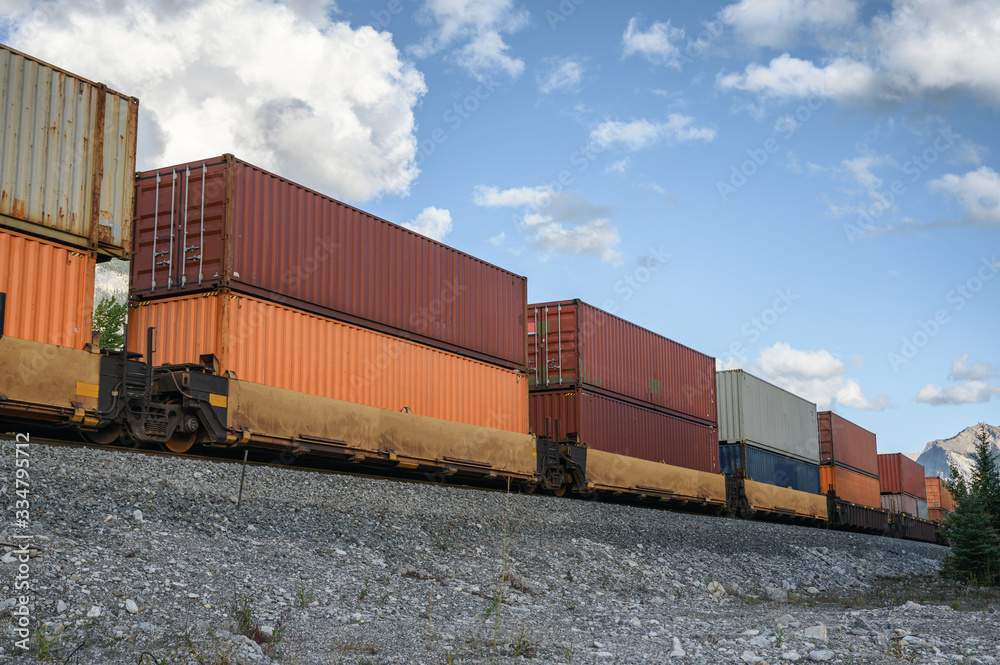 山谷铁路上集装箱装载的长列车货物通过