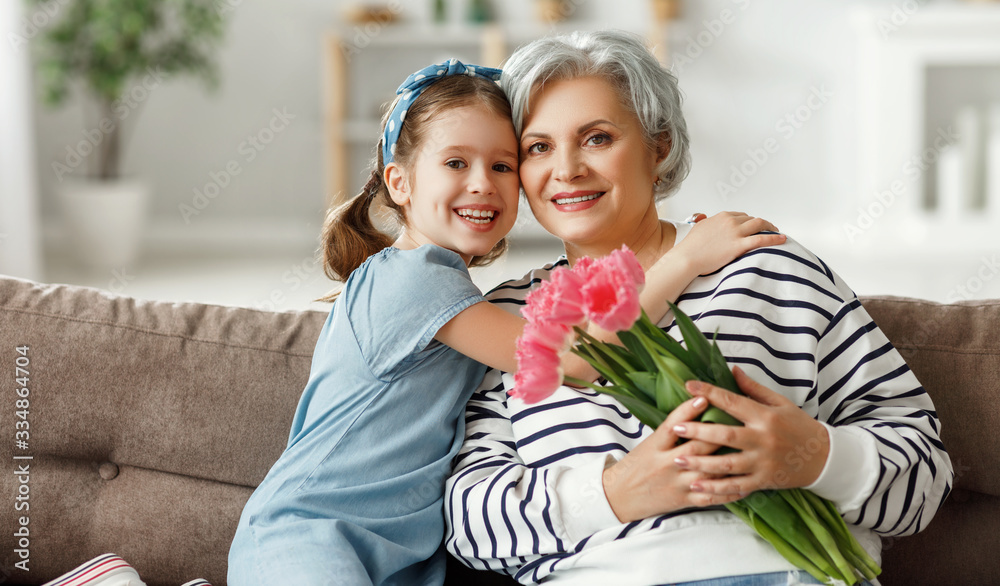 幸福的女人和带着鲜花的孙女。