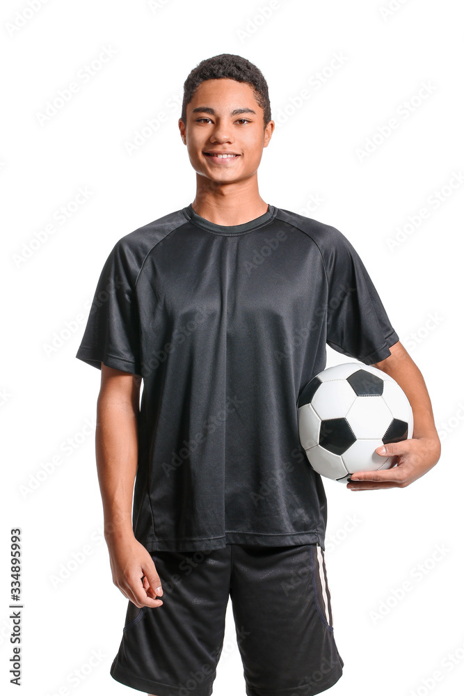 白人背景下的年轻非裔美国足球运动员