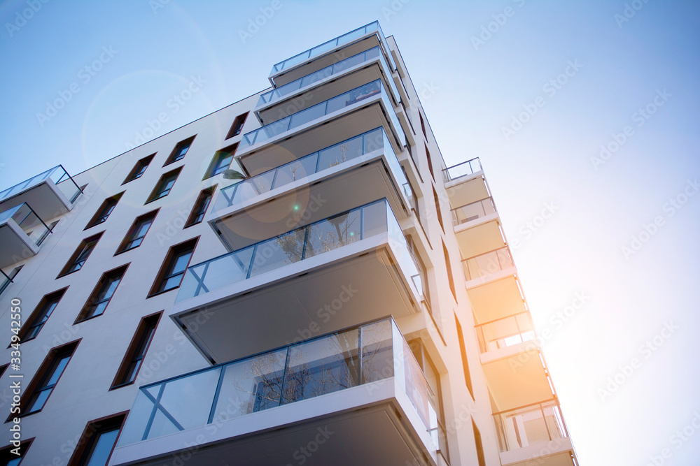 现代公寓楼公寓概念。日落和日出时的户外住宅设施。