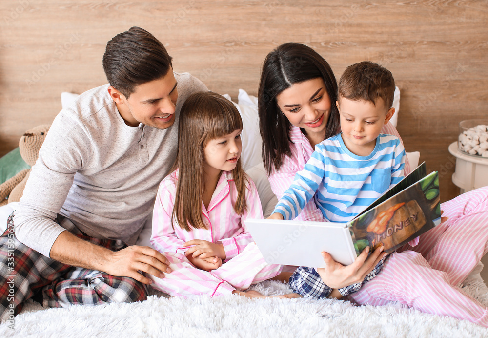 快乐家庭在家卧室看书