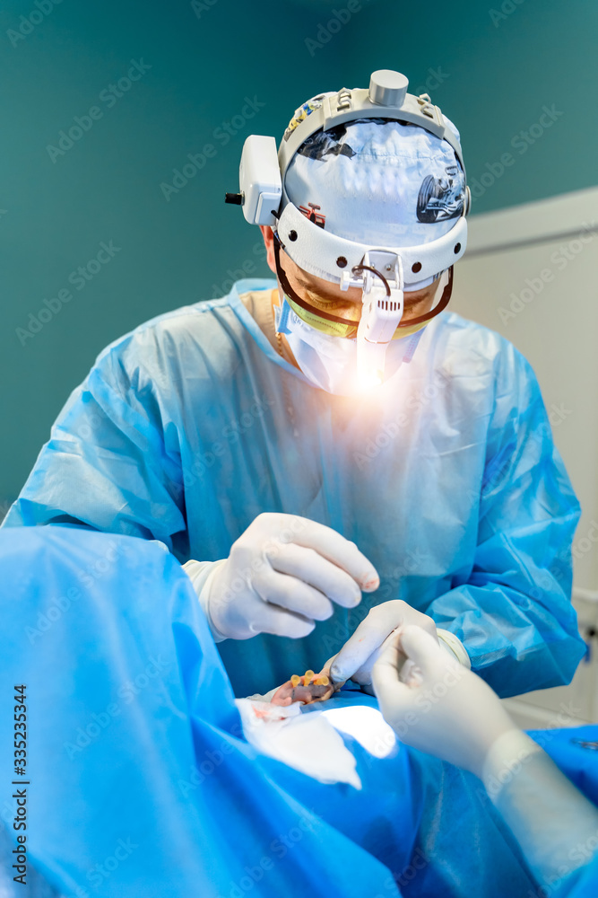 手术室里的整形外科医生。一位男性外科医生的肖像。美容手术概念。