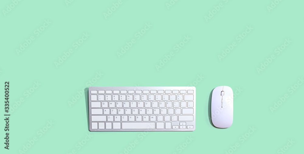 电脑键盘和鼠标俯视图