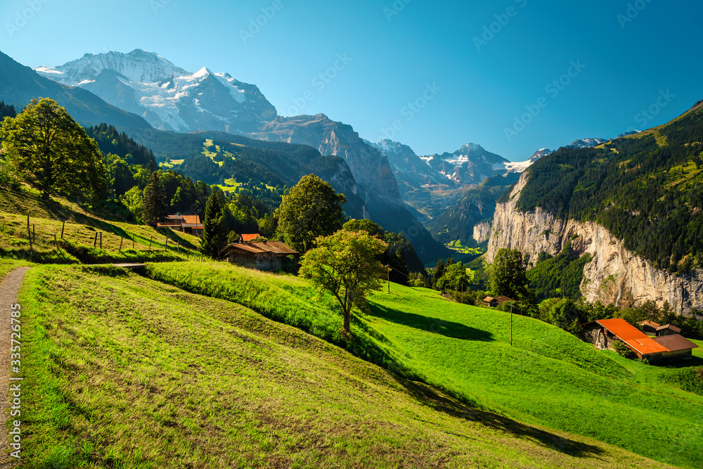瑞士Lauterbrunnen温根度假村壮丽的绿地和雪山