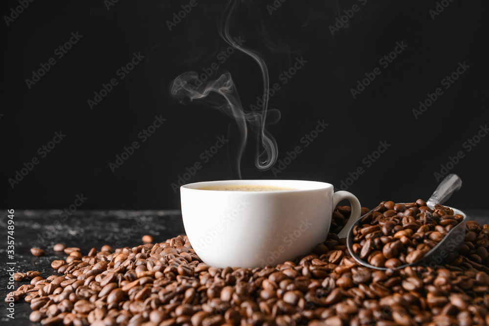 桌上有一杯热咖啡和咖啡豆