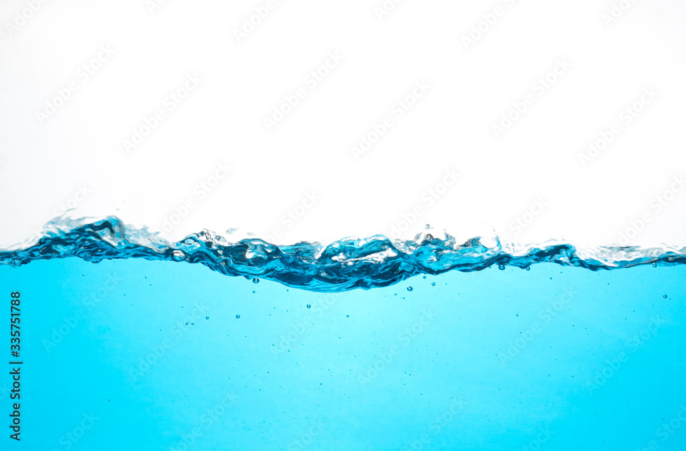 白色背景上流动的水和蓝色气泡