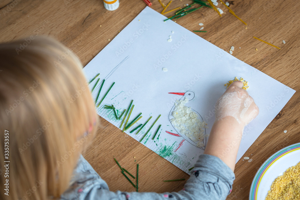 学龄前儿童在家里用意大利面和蒸粗麦粉画画
