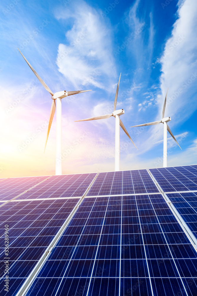 阳光明媚的日子里，带风力涡轮机的太阳能电池板，绿色清洁能源概念。