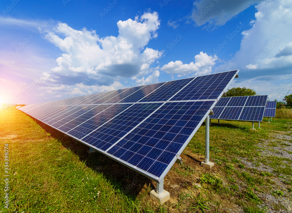 太阳能电池板生产。绿色能源理念。现代生产工厂或工厂。特种设备