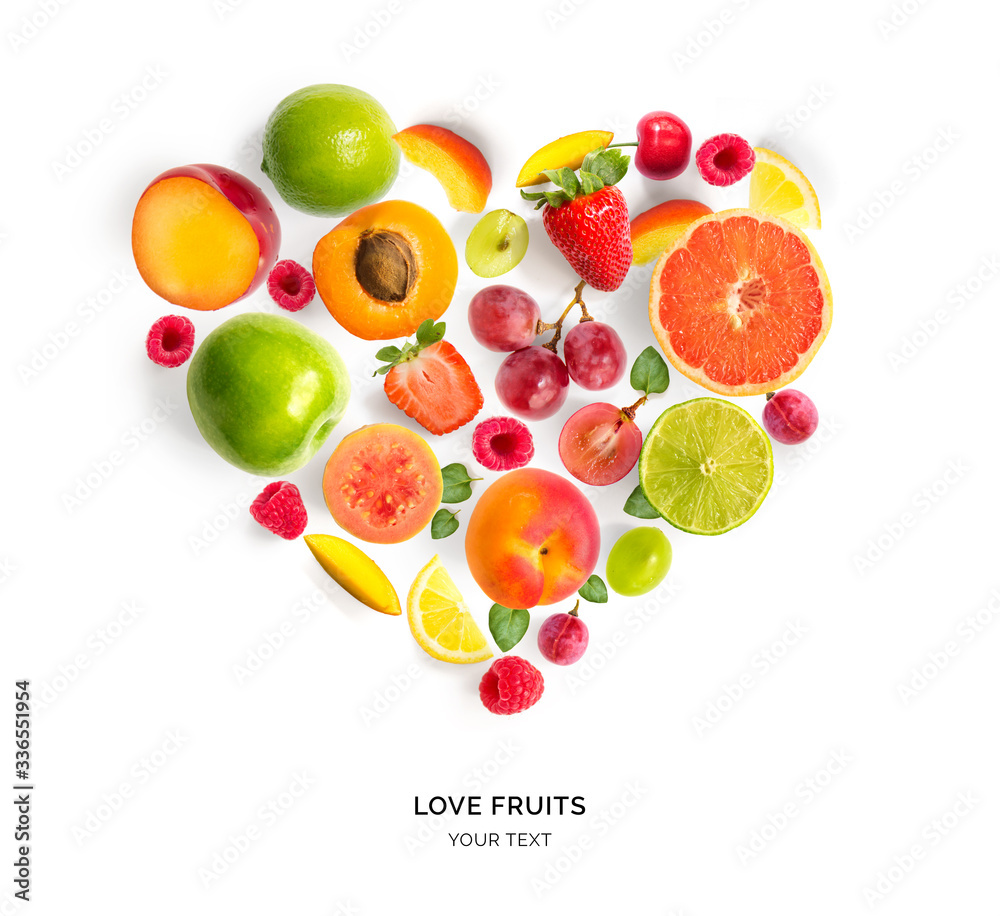 各种水果的心形创意布局。葡萄、杏子、覆盆子、草莓的心形，