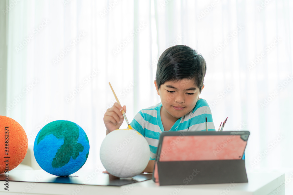 亚洲小学生在科学课上画月亮，通过vi学习太阳系