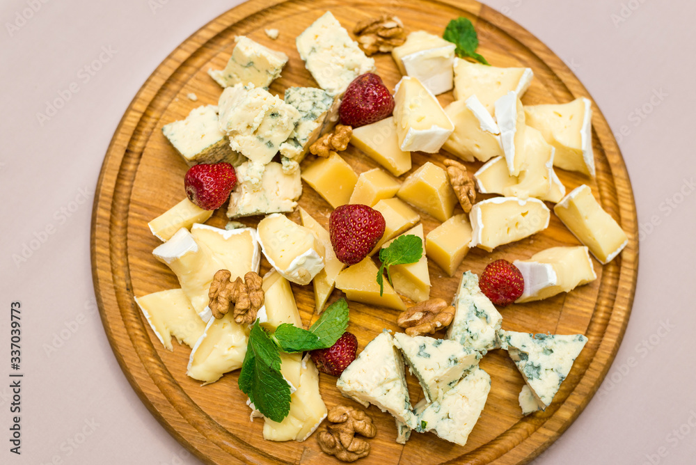 乳制品，盘子上的各种不同类型的奶酪。水平框架