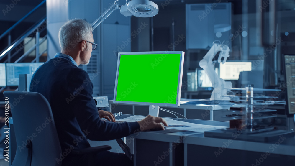专业重工业工程师在绿色实体屏幕计算机上工作。工程局和