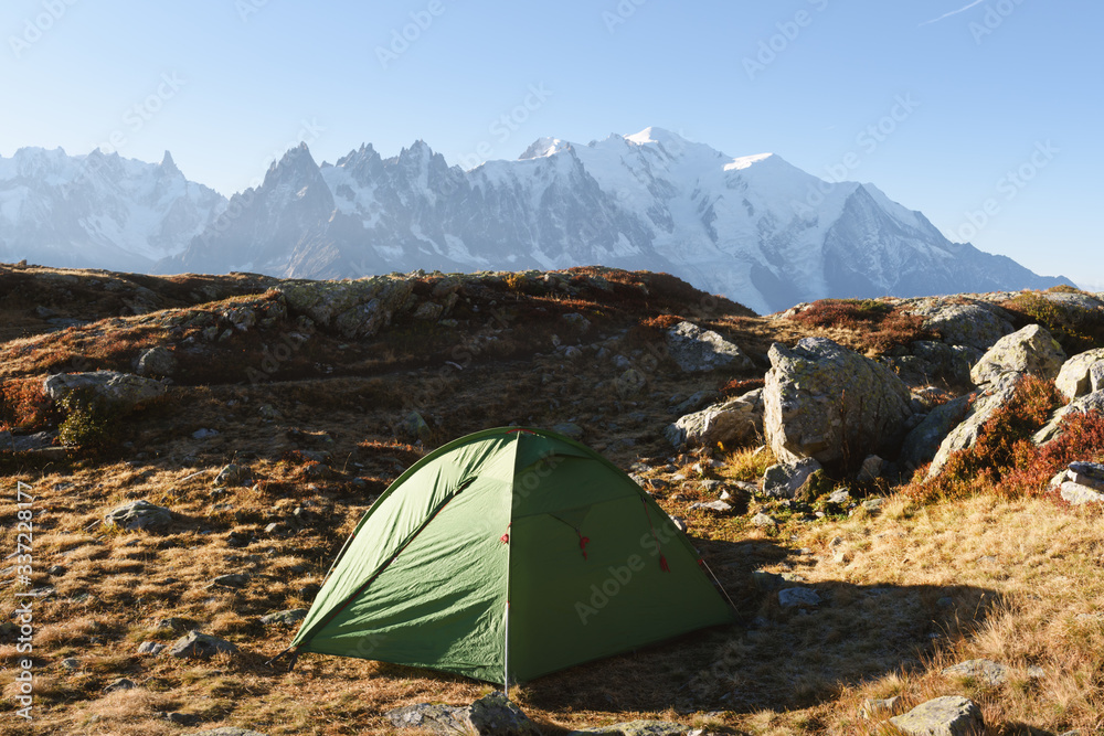 蒙特比安科山脉的壮丽景色，背景是绿色帐篷和蒙布兰。Vallon de Be