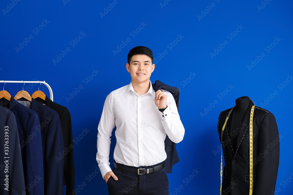 年轻男性亚洲造型师的色彩背景