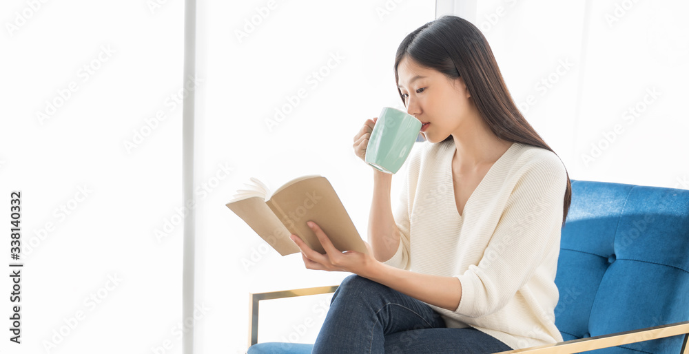 亚洲女性在家看书、喝咖啡放松的肖像