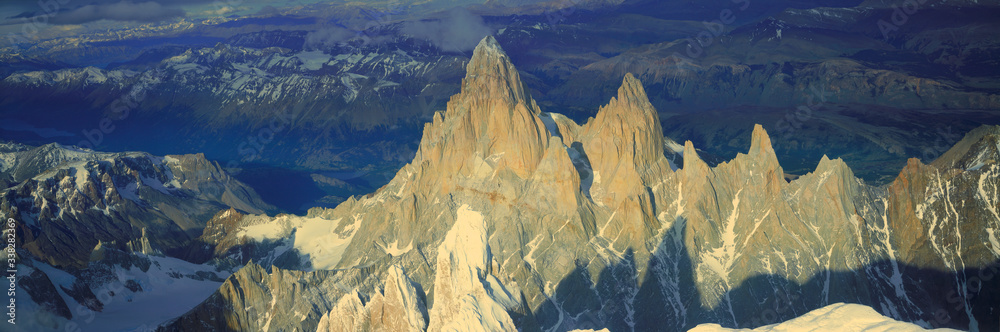 巴塔哥费兹罗伊山、塞罗托雷山脉和安第斯山脉3400米处的全景鸟瞰图