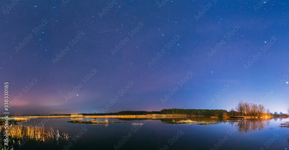 白俄罗斯，东欧。夜空中的星星高于乡村景观，河流。自然星空