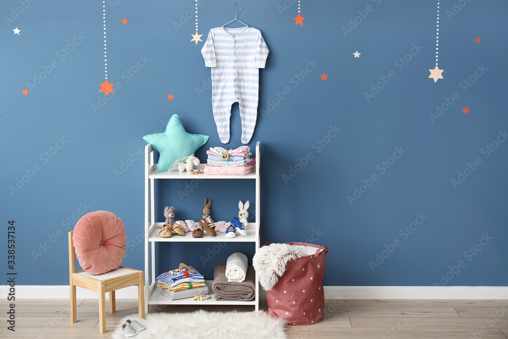 房间里有时尚的婴儿衣服和玩具的架子