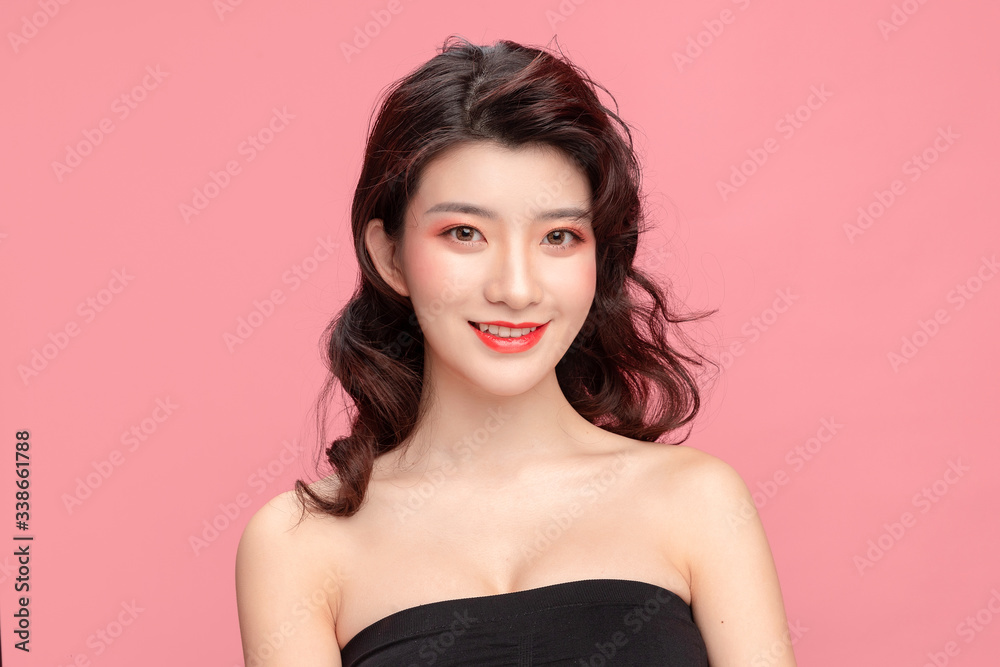 粉色背景的亚洲化妆女孩