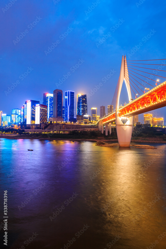 中国夜晚的重庆天际线和桥梁建筑风光。
