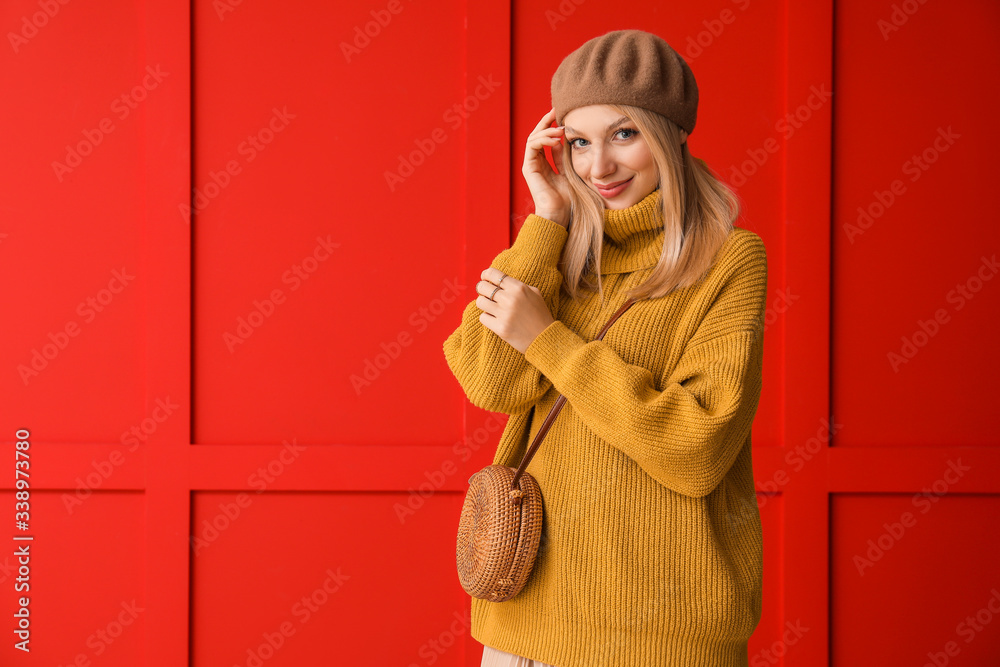 穿着彩色背景保暖毛衣的年轻女子