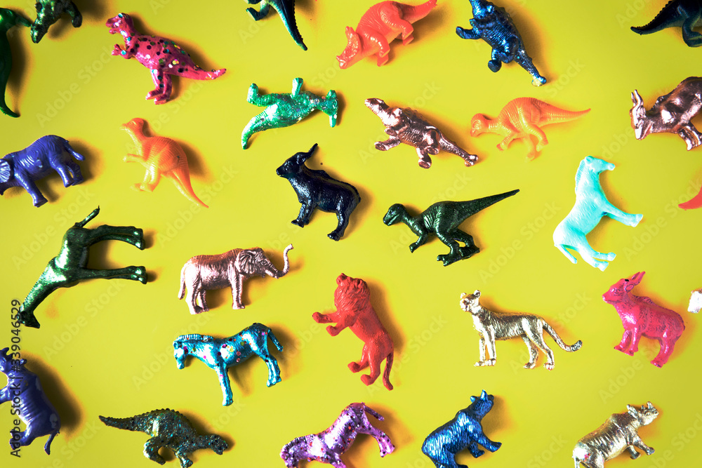 彩色背景下的各种动物玩具人偶