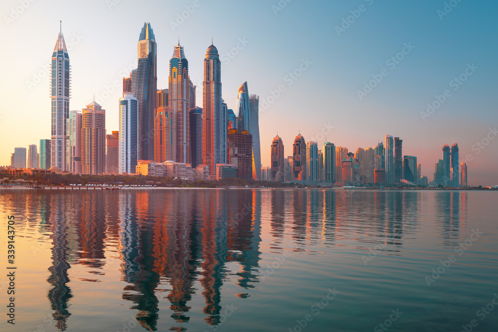 带倒影的现代豪华迪拜码头-阿拉伯联合酋长国著名的朱美拉日出海滩