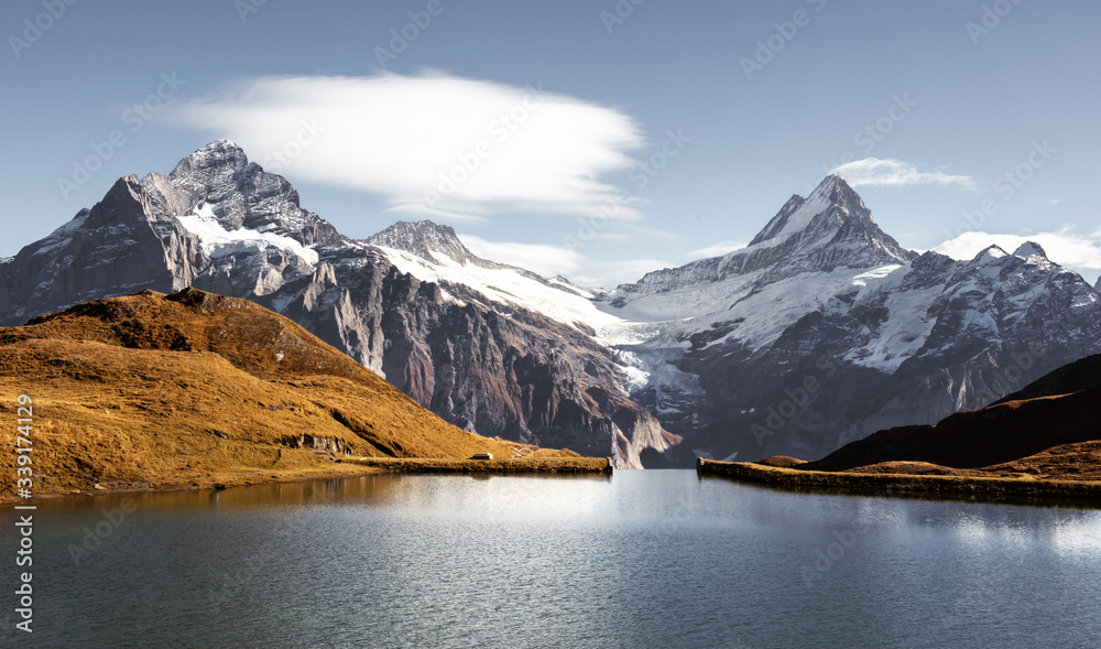 瑞士阿尔卑斯山脉巴查尔普西湖全景。韦特霍恩、米特尔霍恩和罗森的雪峰