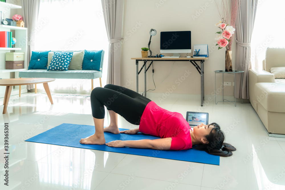 亚洲女性做瑜伽运动，远离电脑，中午休息