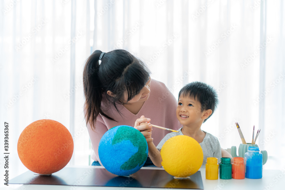 亚洲学前班男孩与母亲在家画月亮学习太阳系，H