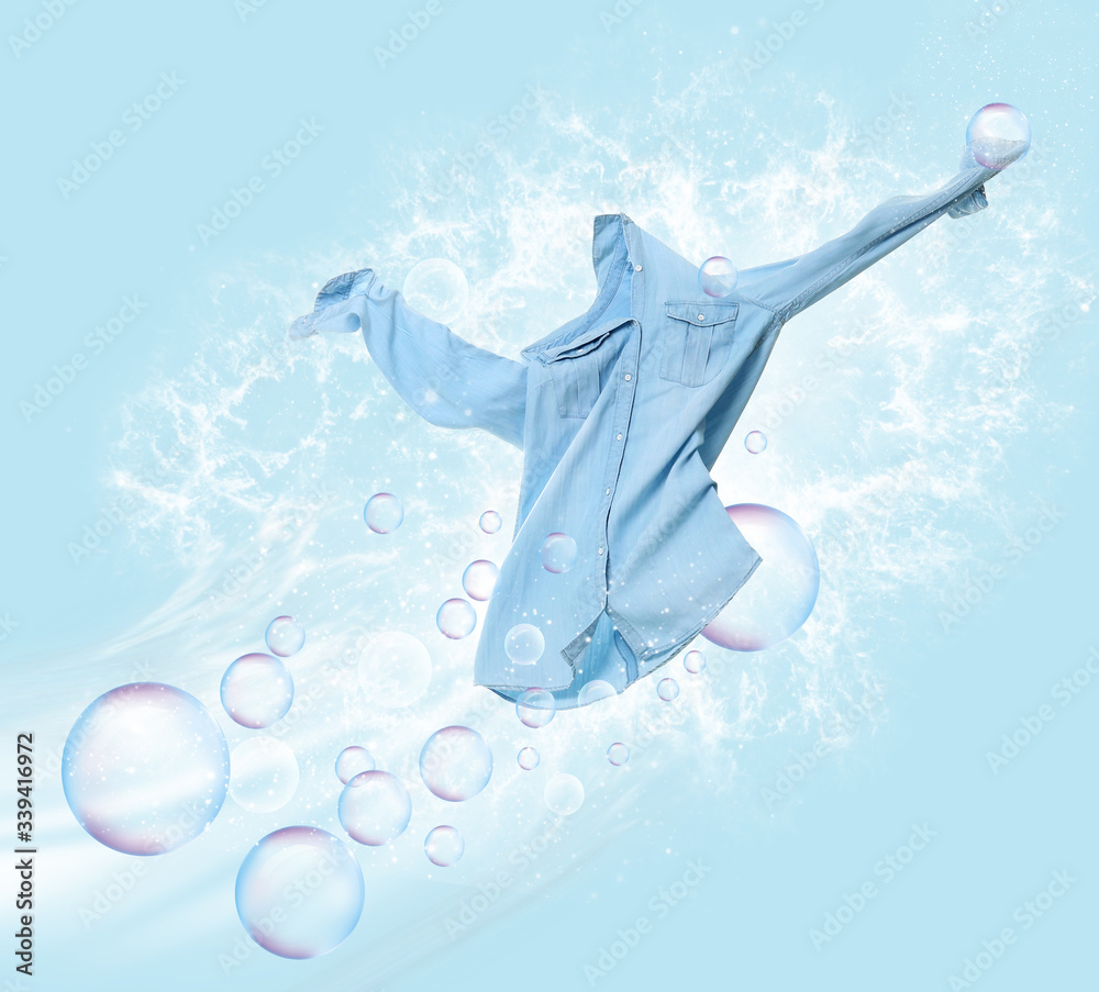 清洁衬衫，颜色背景上有肥皂泡和飞溅的水