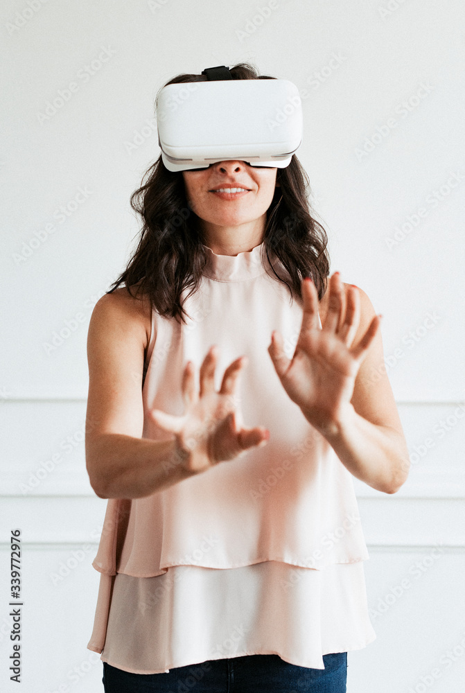 女性体验虚拟现实