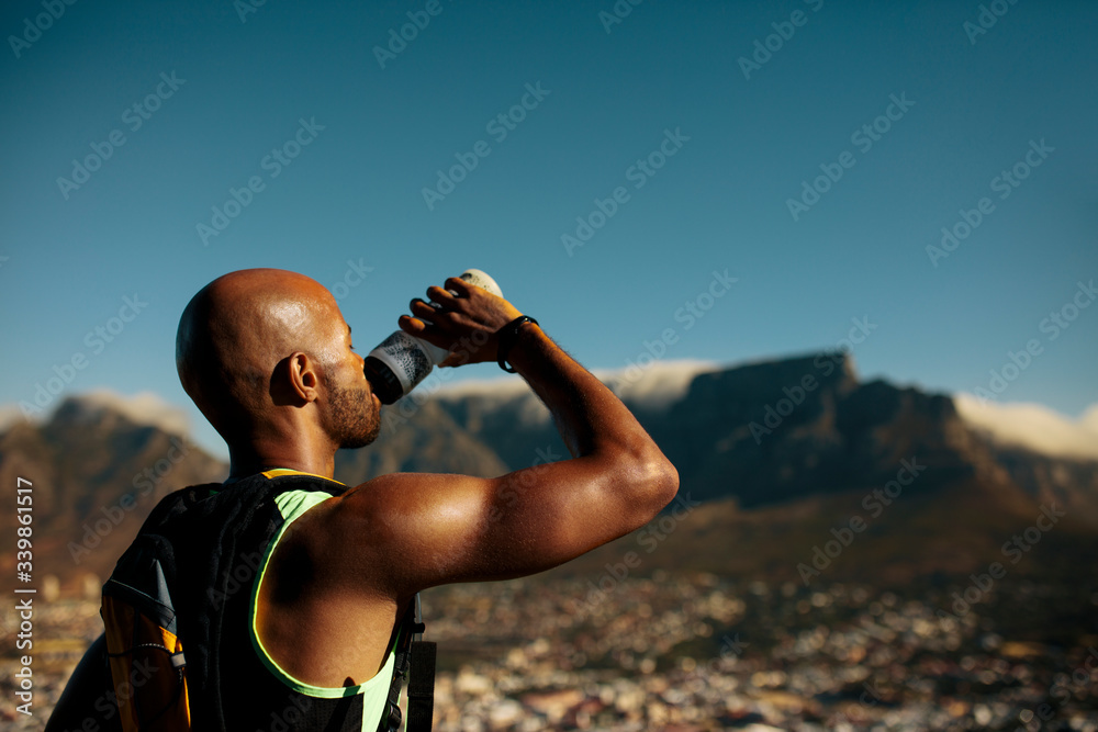 运动员登山晨跑后饮水