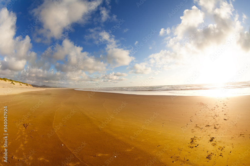 加州海滩上的沙子、脚印和日落云